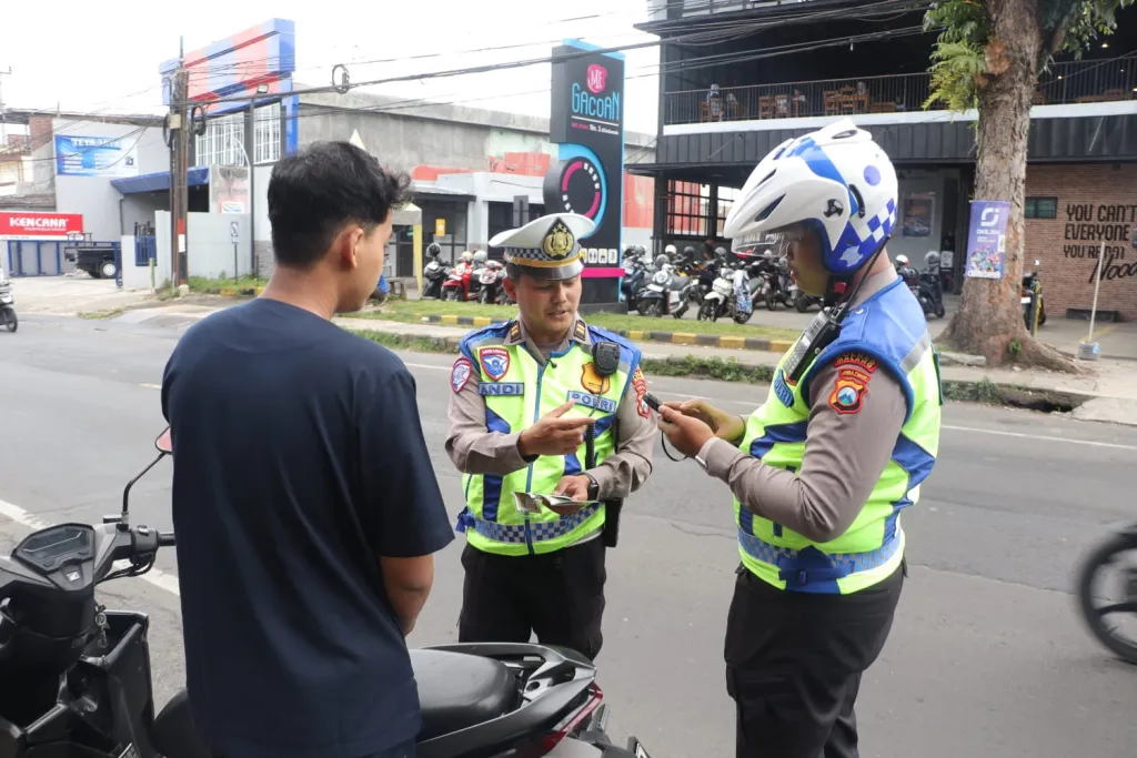 Optimalisasi Gakkum Presisi : Ditlantas Polda Jatim Gelar Operasi Dakgar Berbasis Handheld