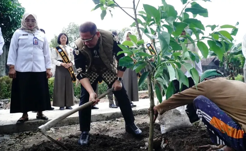 Dari Sekolah untuk Bumi: Kadindik Jatim Tanam Pohon Alpukat di Hari Bumi