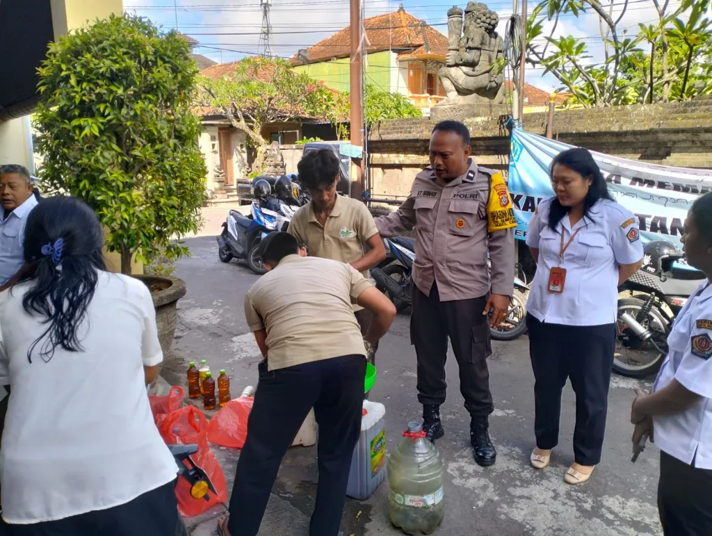 Pantau Langsung Lewat Program DDS, Bhabinkamtibmas Sumerta Kaja Pastikan Pengelolaan Jelantah Tepat