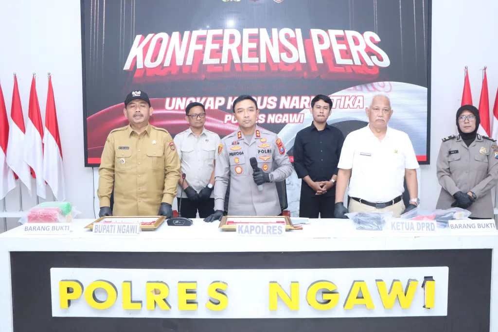 Polres Ngawi Amankan 2 Tersangka Pengedar Narkoba 223,842 gram Sabu Disita ‎