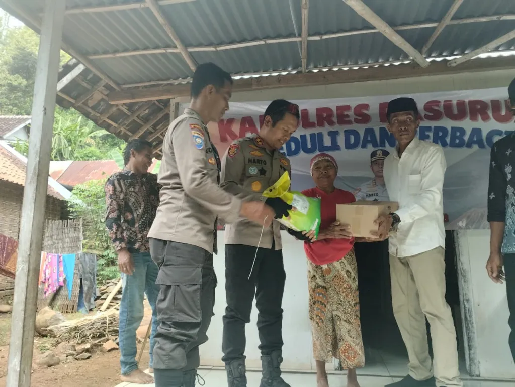 Polri Untuk Masyarakat : Kapolres Pasuruan Blusukan Salurkan Bansos untuk Warga ‎