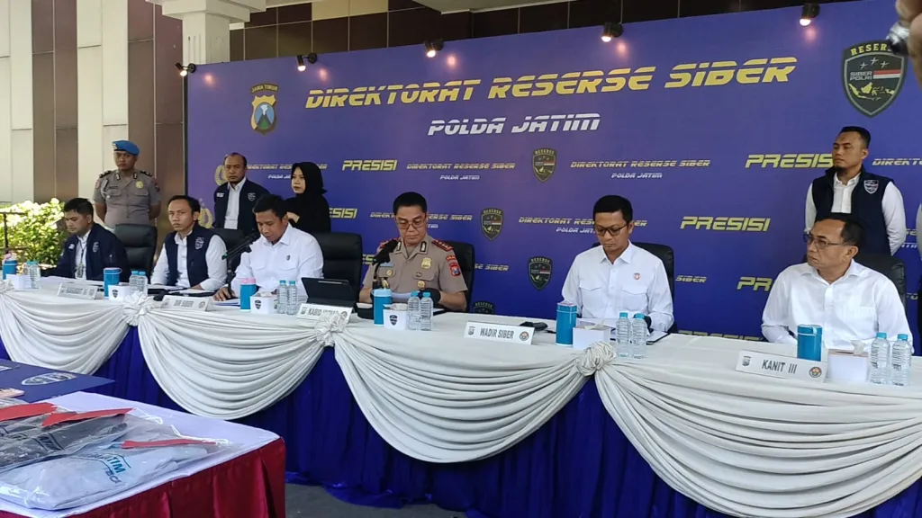 Polda Jatim Bongkar Sindikat Penipuan Online Lintas Provinsi, 11 Tersangka Diamankan