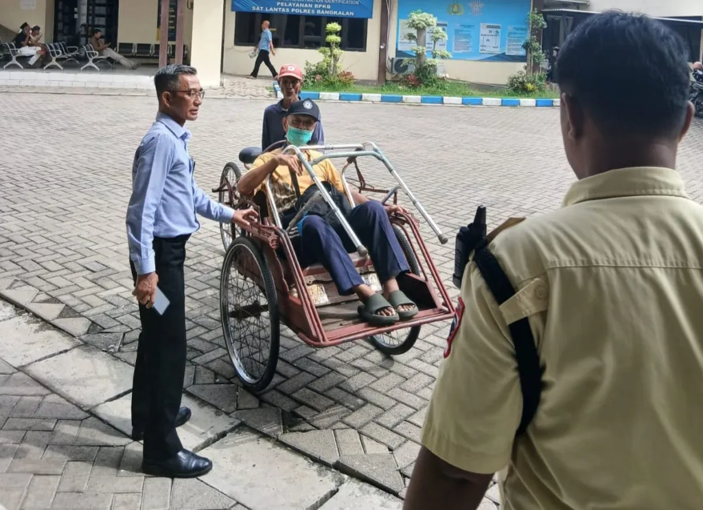 Datang Naik Becak di Tengah Terik Matahari, Wajib Pajak Disabilitas Dapat Pelayanan Istimewa dari Samsat Bangkalan