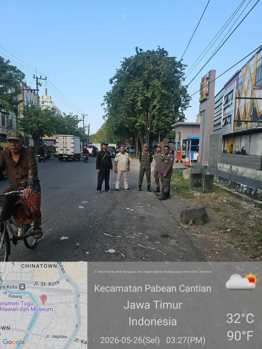 Petugas Satpol PP Di bantu Warga Menertibkan Parkir Truk Sembarangan Di Sepanjang Jalan Semut Baru 
