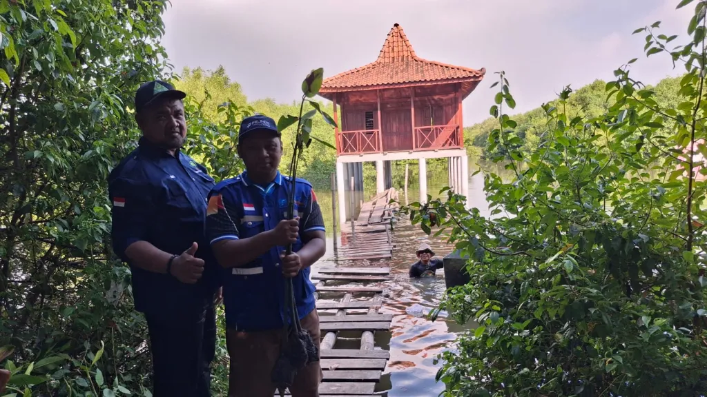 TPS PERLUAS PROGRAM “DONASI OKSIGEN” MELALUI PENANAMAN HASIL PEMBIBITAN MANGROVE DI PESISIR GRESIK