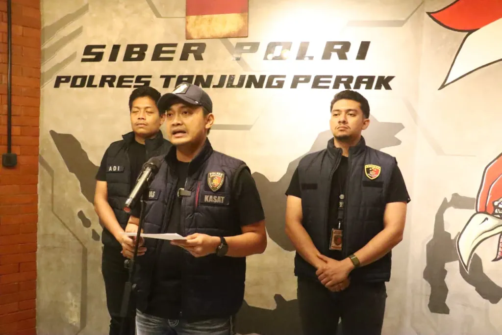 Polres Pelabuhan Tanjung Perak Amankan Pelaku Pemerasan Sopir Truk yang Viral di Medsos. 
