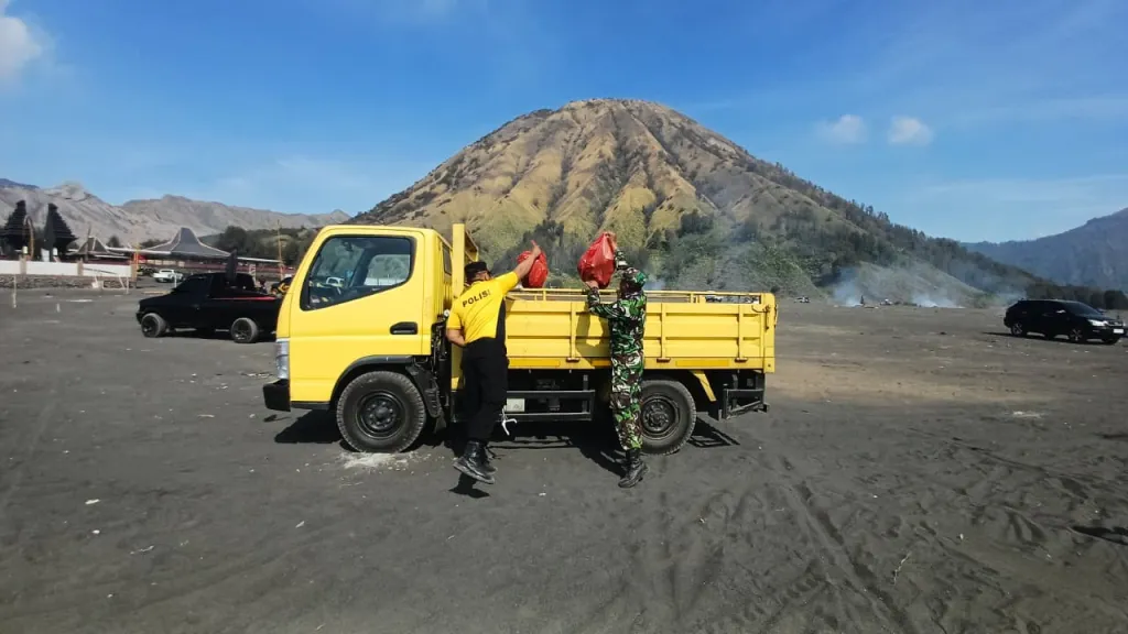 Polres Probolinggo Gelar Bakti Bersih di Gunung Bromo Usai Yadnya Kasada