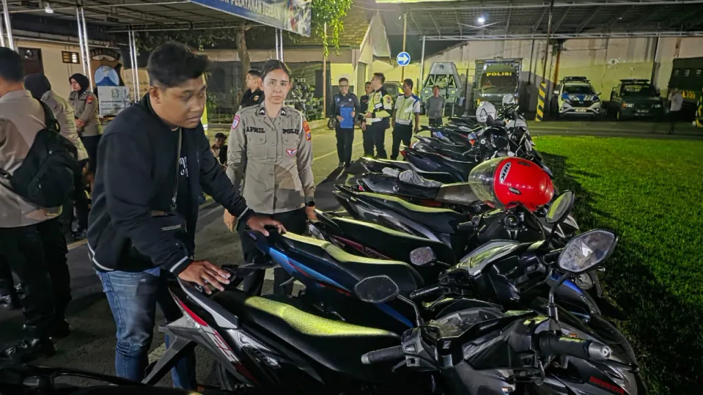 Polres Mojokerto Kota Amankan 80 Pemuda Konvoi,1 orang Kedapatan Bawa Sajam ‎