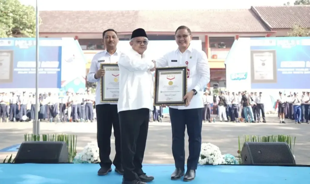 Pemprov Jatim Borong Dua Rekor MURI Lewat Edukasi Antikorupsi dan Aksi Peduli Lingkungan
