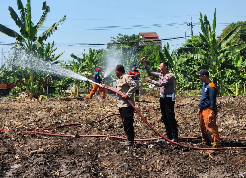 Hadapi Kemarau, Polres Pelabuhan Tanjung Perak Siram Lahan Jagung Ketahanan Pangan