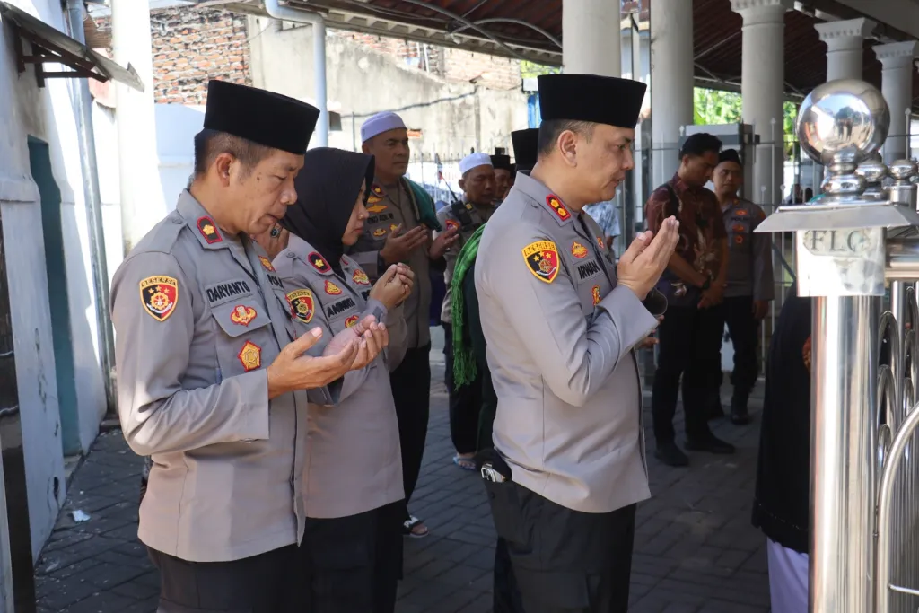 Sinergi Spiritual, Kapolres Pelabuhan Tanjung Perak Ziarah Wali di Surabaya ‎