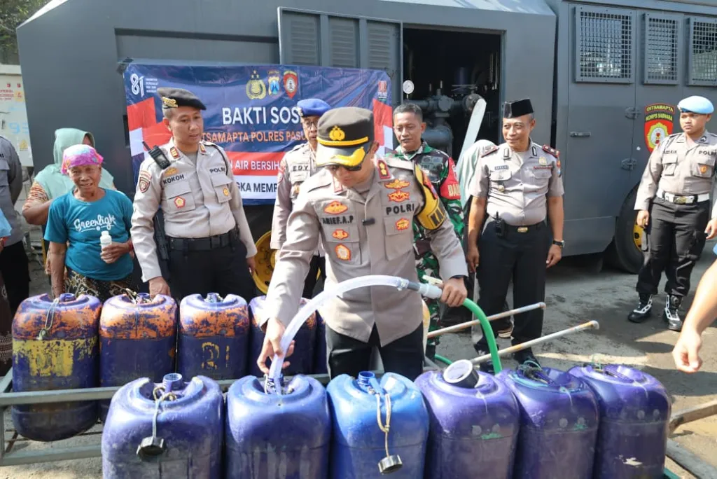 Peringati HUT ke-81 RI, Polres Pasuruan Kota Salurkan Air Bersih untuk Warga Pesisir ‎