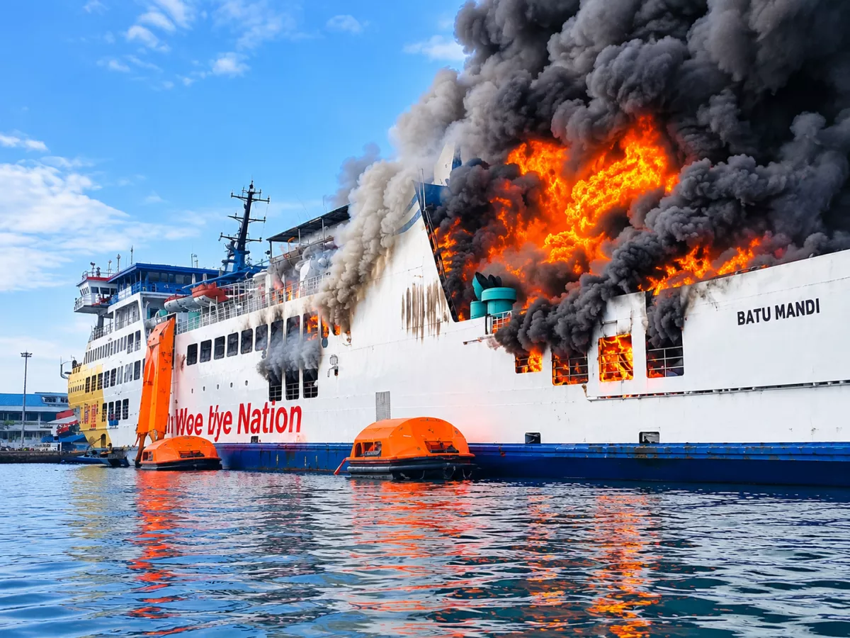 KMP BATU MANDI TERBAKAR DI PELABUHAN MERAK, ASAP HITAM MEMBUMBUNG TINGGI
