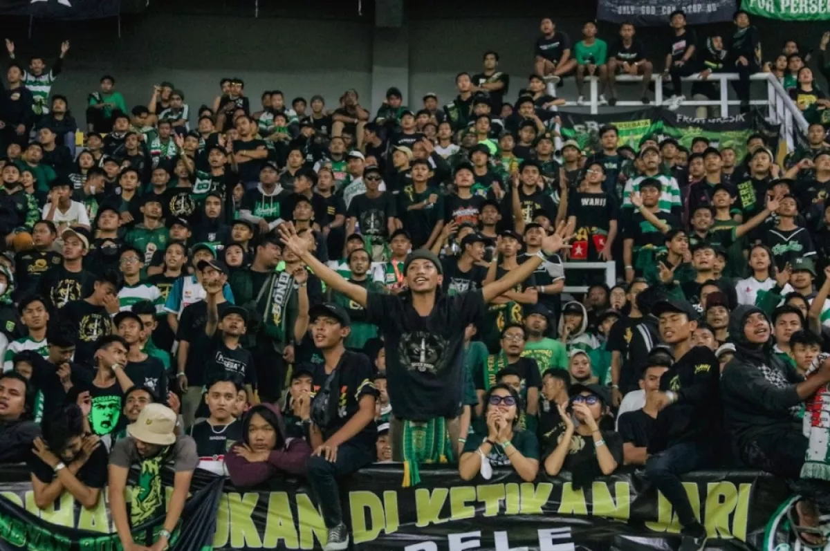 One Man One Mask! Bonek Sulap Tribun GBT Jadi Gerakan Solidaritas untuk Korban Karhutla
