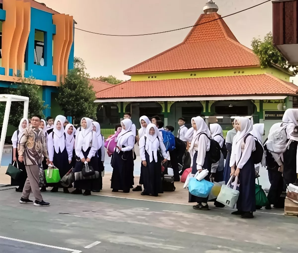 Mendidik Mental dan Jiwa Leadersihip. Siswa OSIS SMPN 14 Surabaya Giat LDKS