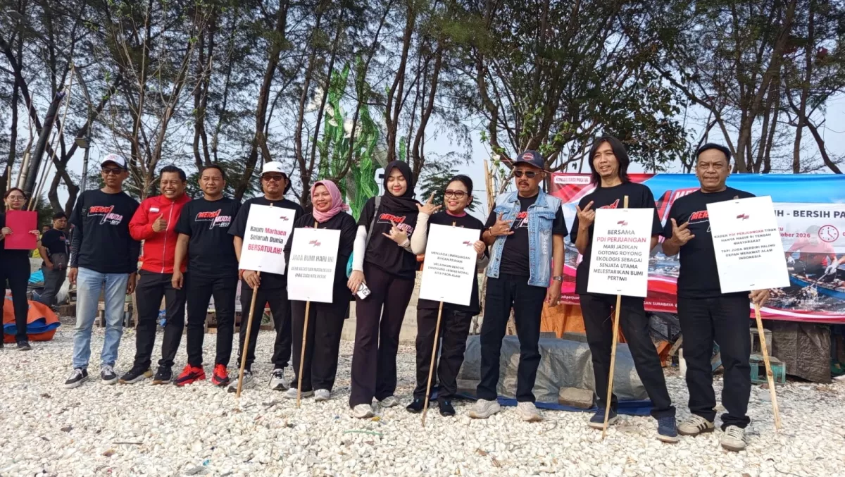 Merah Berani, Muda Beraksi! Generasi Muda PDIP Surabaya Bergerak Jaga Lingkungan