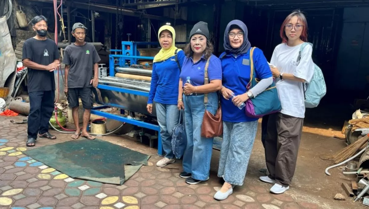 Dosen UNIBA dan Unitomo Dampingi Rumah Batik Inklusi dan PKK Kedungdowo, Kenalkan Teknologi hingga Olahan Daun Kelor