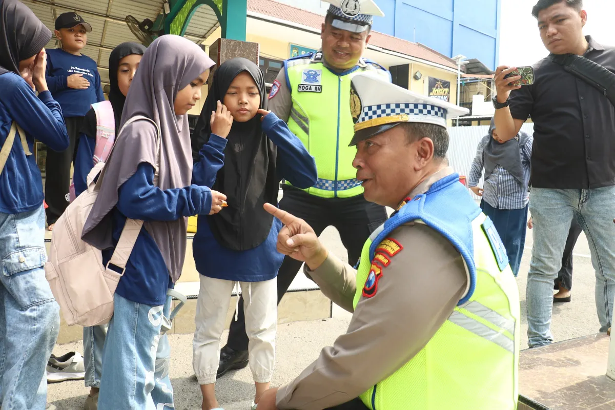 Polres Tanjung Perak Tanamkan Disiplin dan Tertib Lalu Lintas kepada Siswa SD