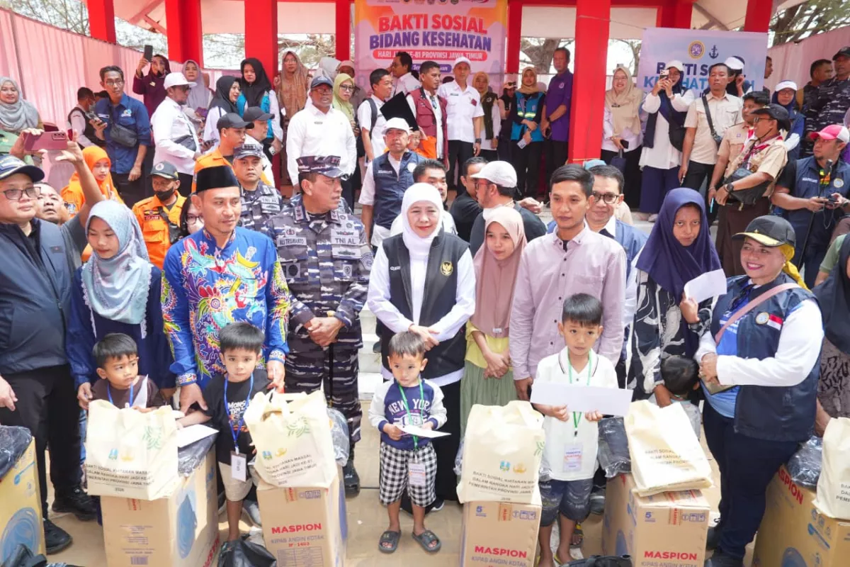 Gelar Khitanan Massal Pada  Bakti Sosial Terpadu Hari Jadi ke 81 Provinsi Jawa Timur di Pantai Slopeng Sumenep