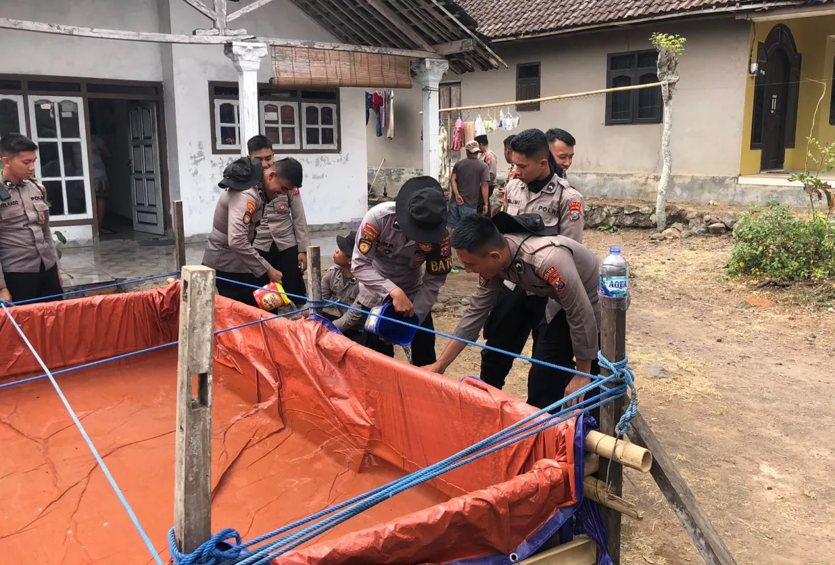 Semangat 'Polisi Bersama Masyarakat: Polda Jatim Dirikan Posko Karhutla dan Distribusikan Air Bersih di Pasuruan