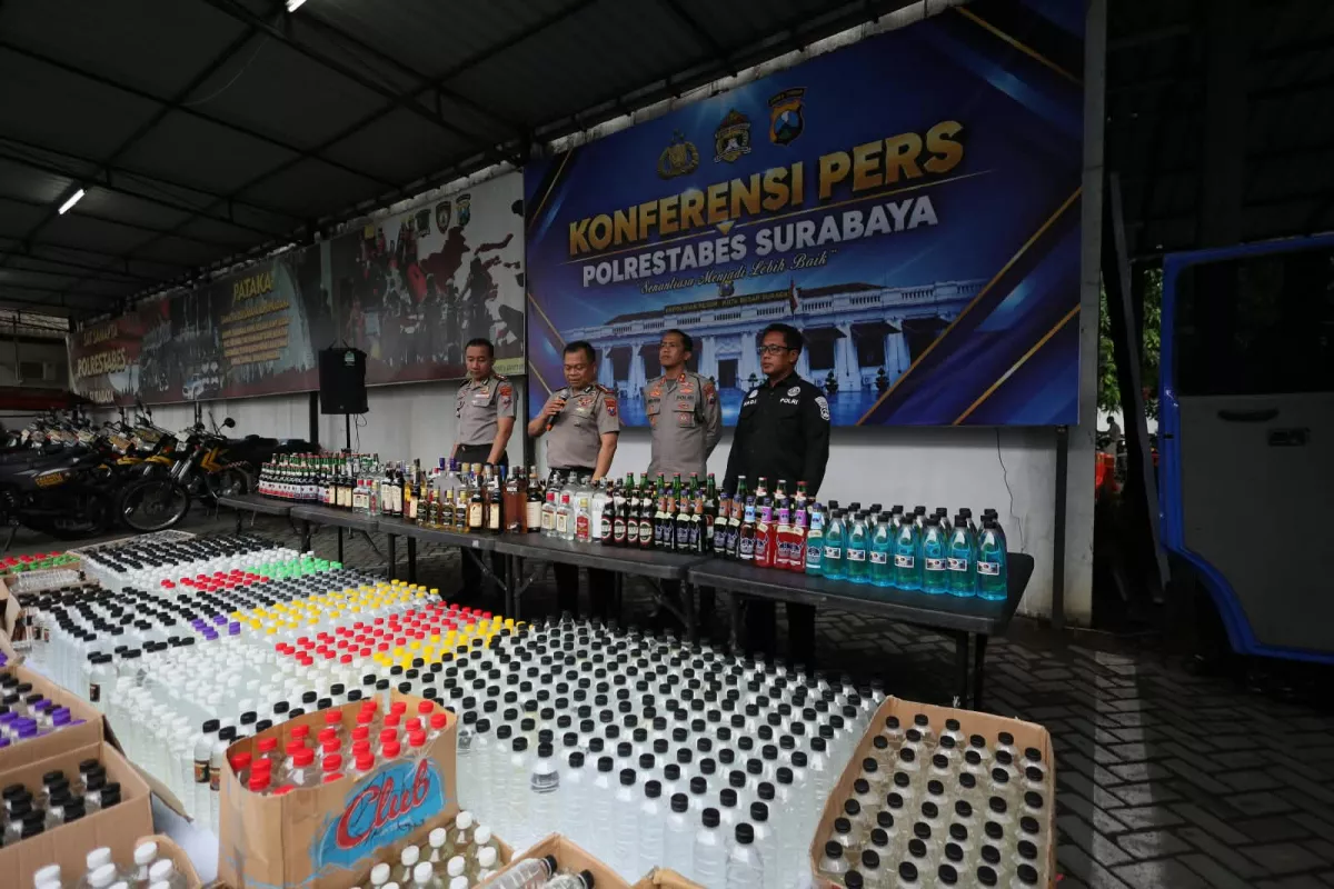 Gelar Operasi KRYD, Polrestabes Surabaya Sita 5.385 Botol Miras Ilegal