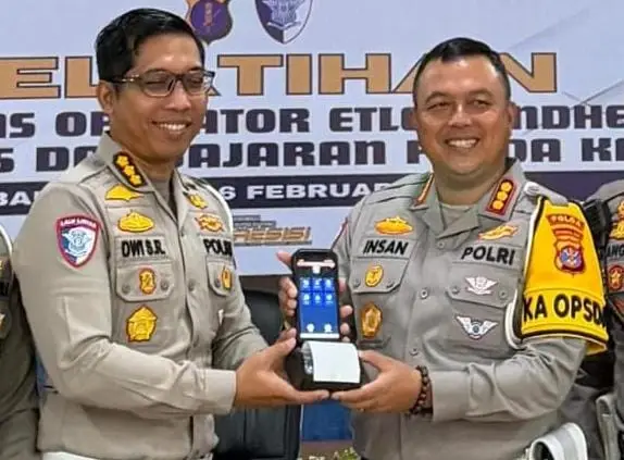 Perkuat Modernisasi Penindakan Lalu Lintas di Kaltim, Kakorlantas Polri Turunkan ETLE Mobile Handheld