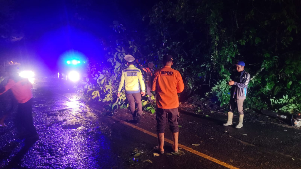 Sat Lantas Polres Tanggamus Bersama Instansi Terkait Tangani Longsor Akibat Pohon Tumbang di Batu Keramat