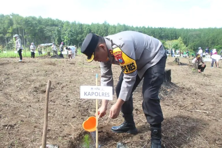 Polres Bondowoso Bersama Forkopimda, Gelar Aksi Gerakan Tanam 1.000 Pohon dan Sedekah Oksigen Dalam Rangka HPN 2026