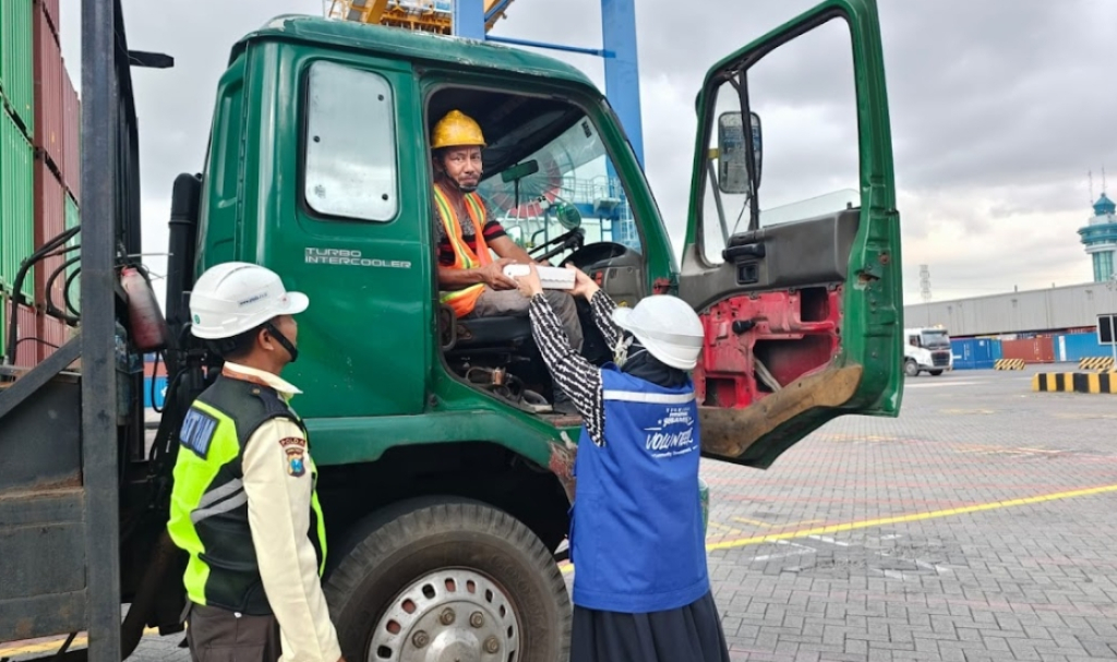 TPS Surabaya Bagikan 300 Paket Takjil Setiap Hari untuk Sopir Truk Selama Ramadan