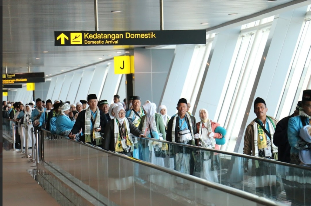EMBARKASI KLOTER PERTAMA CALON JAMAAH HAJI TERBANG DARI BANDARA JUANDA