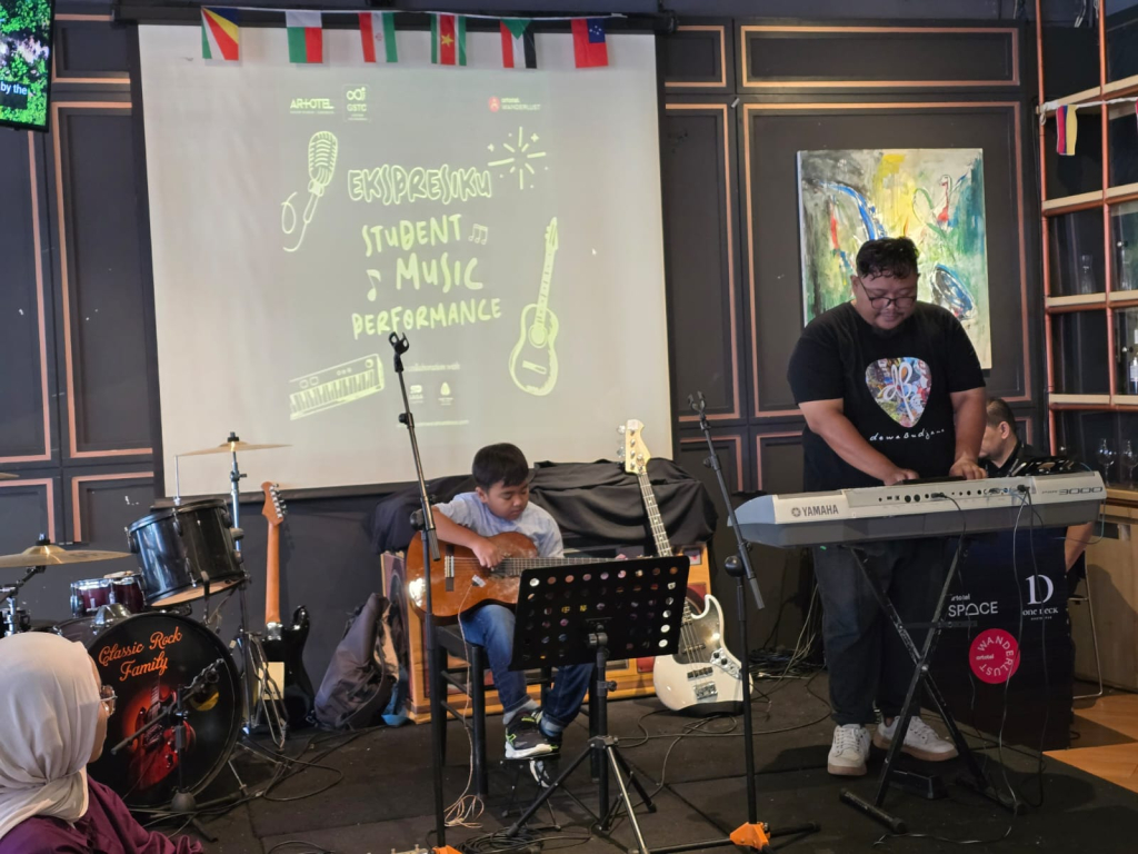 ARTOTEL Hayam Wuruk Surabaya bersama Ekspresiku Hadir sebagai Panggung Musik Talenta Muda