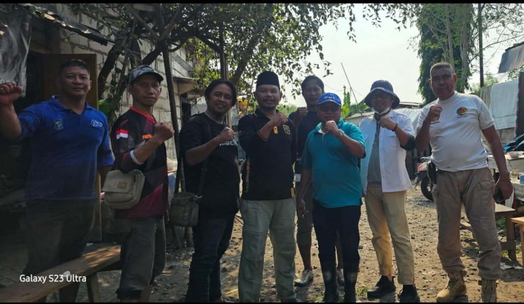 FORUM SURABAYA BERDAYA BERSAMA RELAWAN TANAM 3.000 BIBIT MANGROVE DI PESISIR SONTOH LAUT