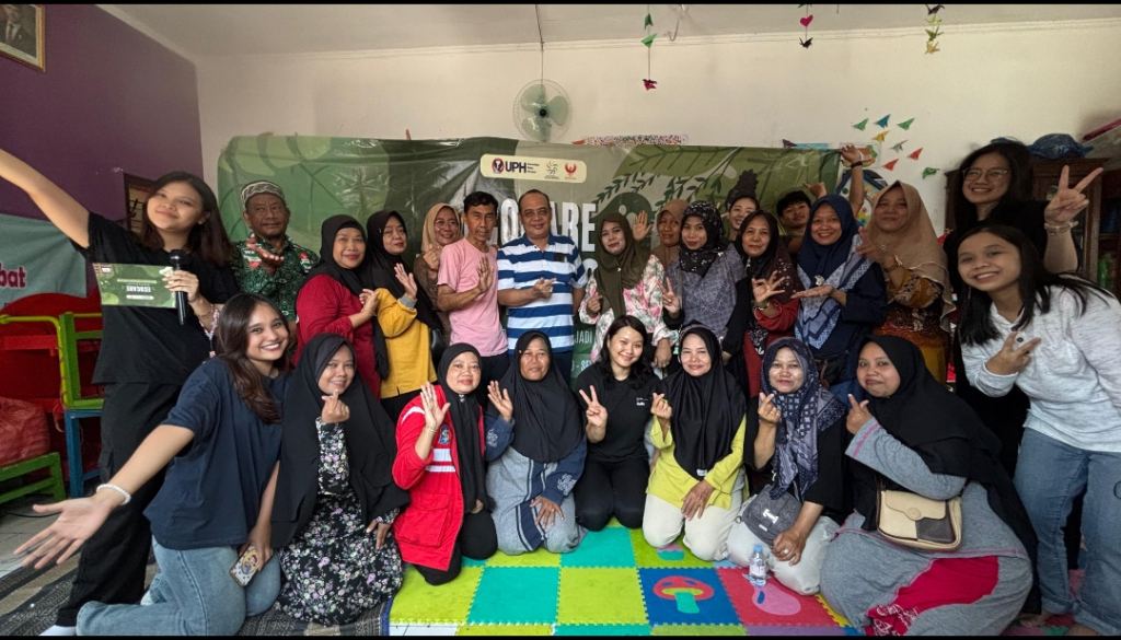 BEM UPH Surabaya Edukasi Warga Kedung Baruk Kelola Sampah Lewat EcoCare 2026