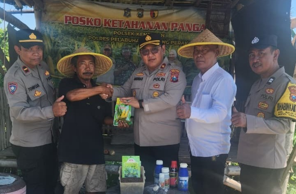 Dukung Asta Cita Presiden, Polsek Kenjeran Salurkan Bantuan Bibit dan Obat Hama ke Poktan Nandur Makmur