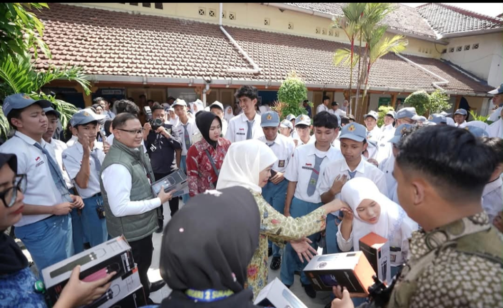 Gubernur Khofifah dan Kadindik Jatim Bagikan Tumbler di SMAN 2 Surabaya, Tanamkan Budaya Peduli Lingkungan