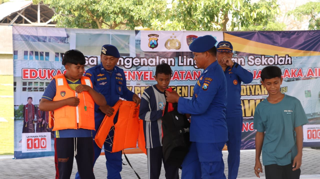 Satpolairud Polres Lamongan Bekali Santri Keterampilan Berenang dan Penyelamatan di Perairan