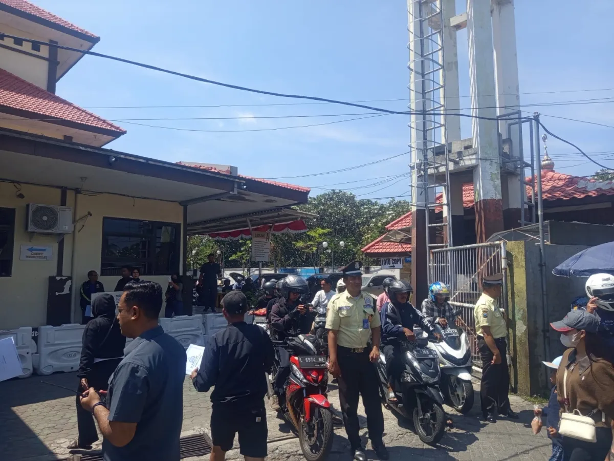 Samsat Utara Surabaya Dipadati Warga, Program Pemutihan Pajak Kendaraan Jadi Magnet