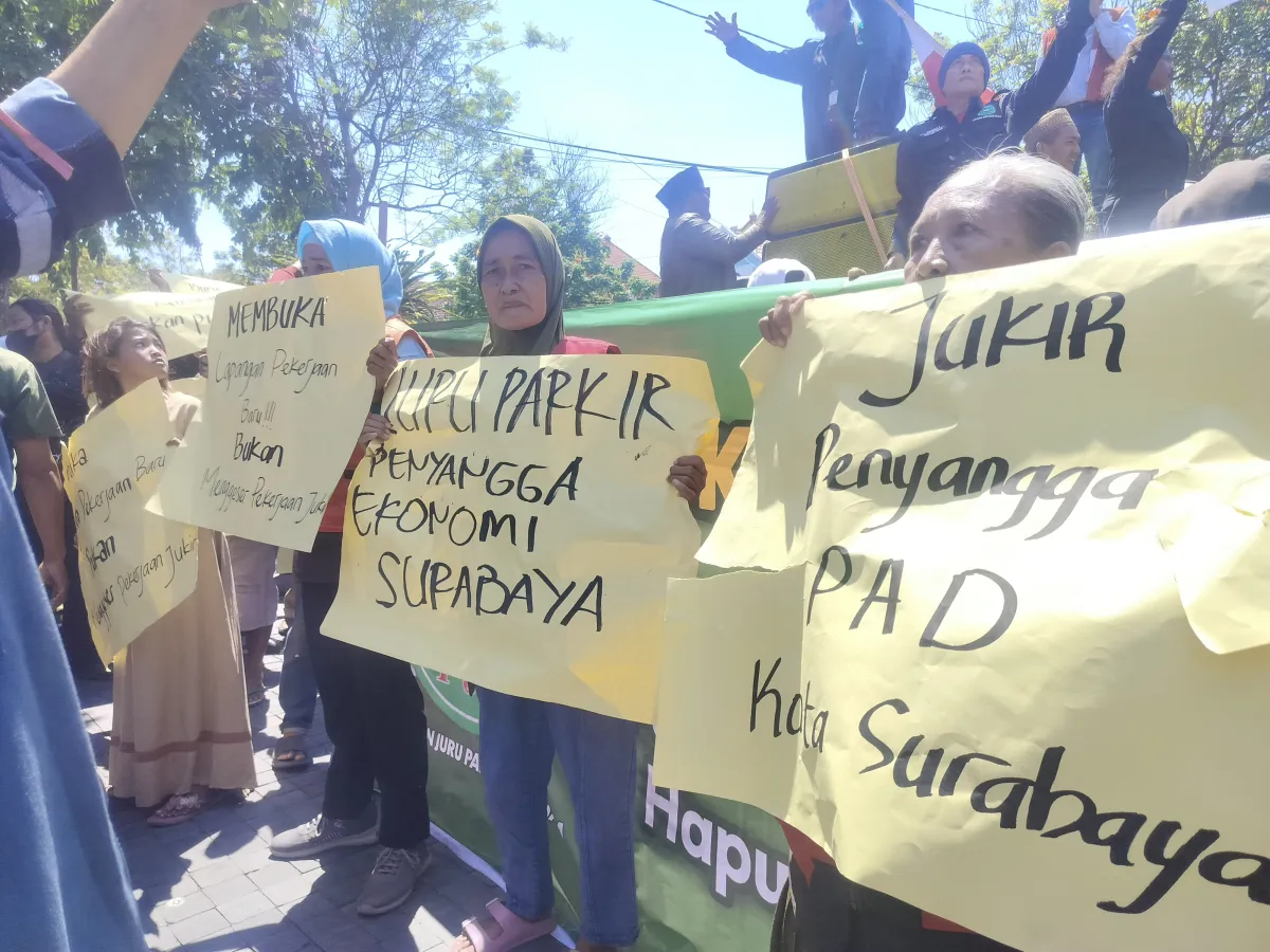 Jukir Surabaya Geruduk Pemkot, Soroti Pembayaran hingga Kesejahteraan