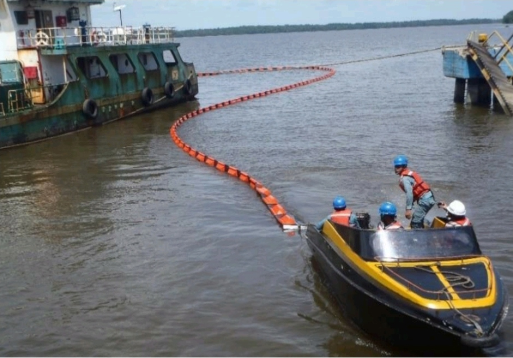 GALANGAN KAPAL DIDUGA CEMARI PERAIRAN SELAT MADURA 
