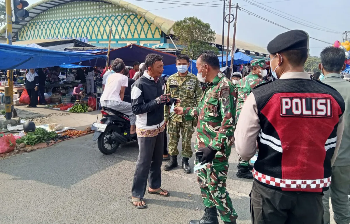 Koramil Dan Polsek Pagelaran Bagikan Masker Gratis kepada Warga, Atisipasi Paparan Abu Vulkanik