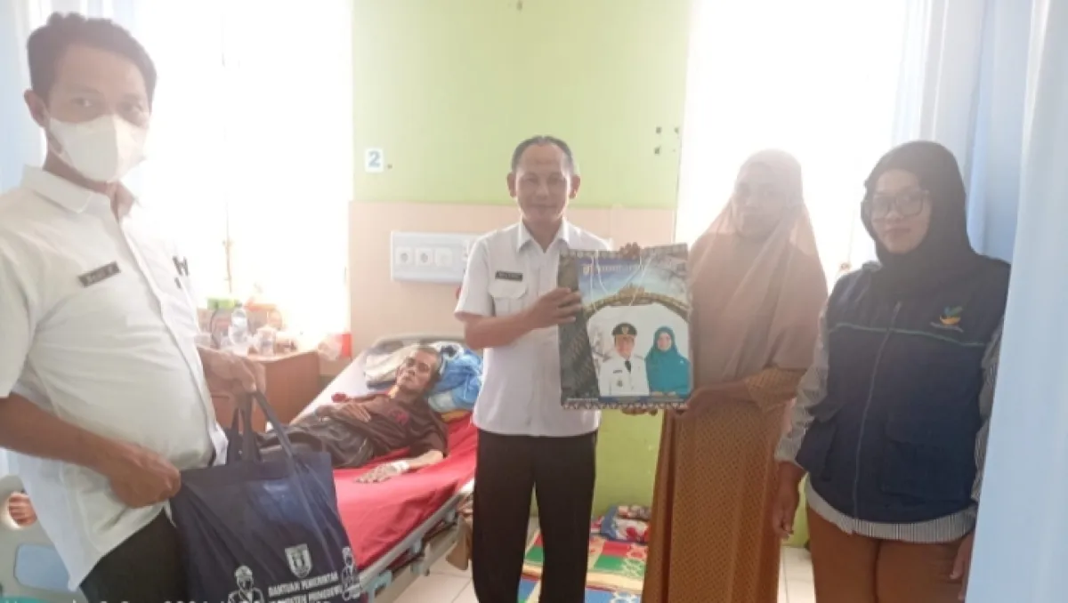 Dinsos Pringsewu Respons Cepat, Jenguk Warga Boy yang Berjuang Melawan Penyakit