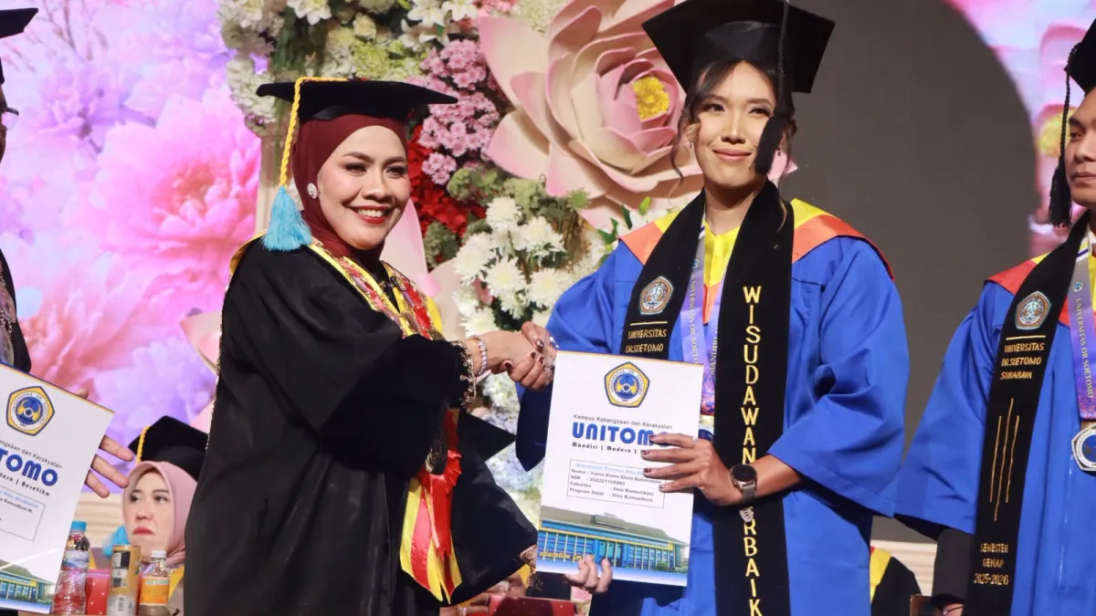 Unitomo Wisuda 1.059 Lulusan di Surabaya, Rektor Soroti Tantangan Bonus Demografi
