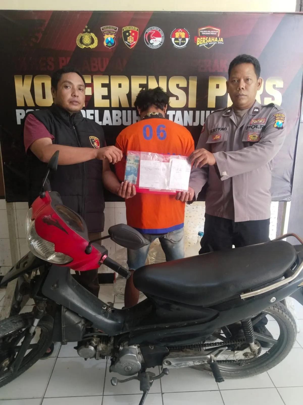 Polsek Kenjeran Amankan Pelaku Pembobolan Gudang Plastik Tambak Wedi Surabaya. 