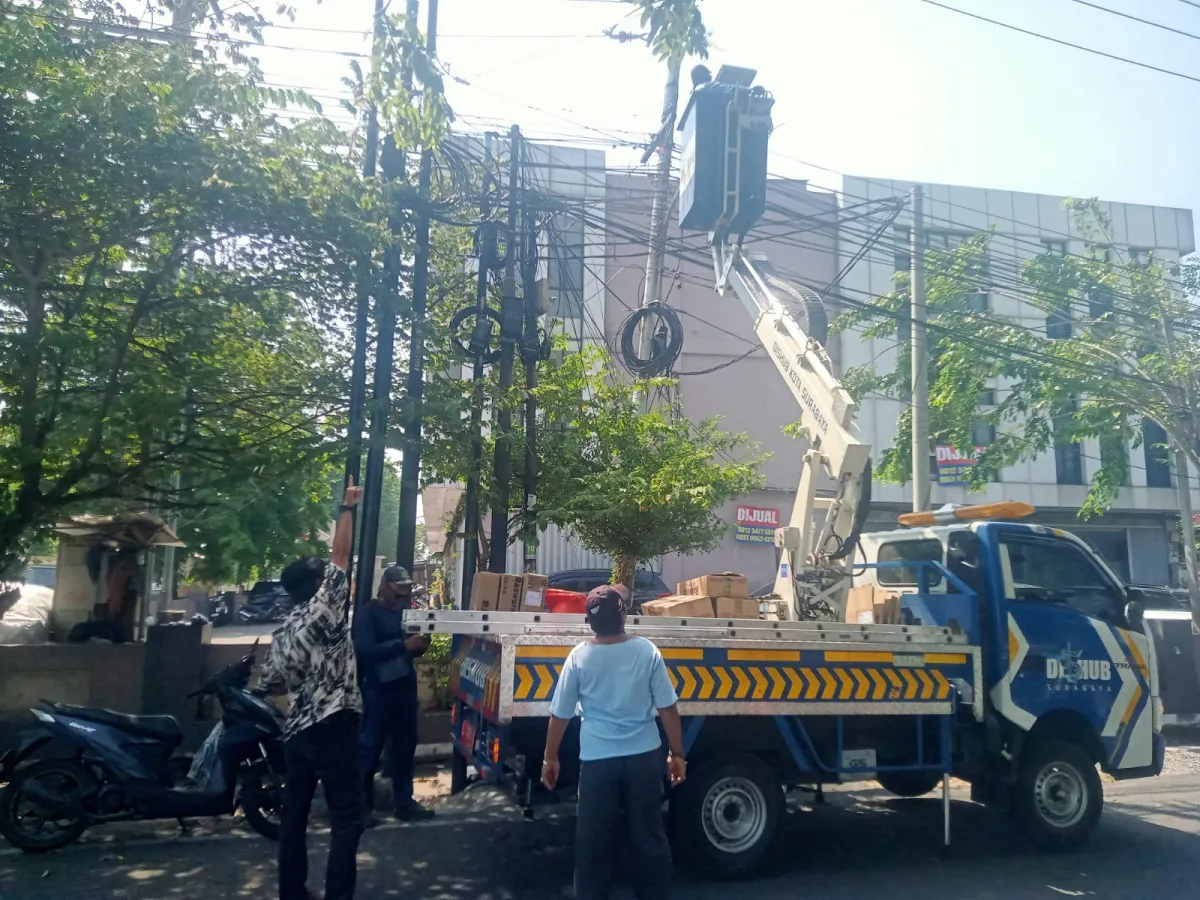 Kordinator Warga Dampingi Pemasangan Lampu PJU Semut Kali Oleh Dishub Kota Surabaya