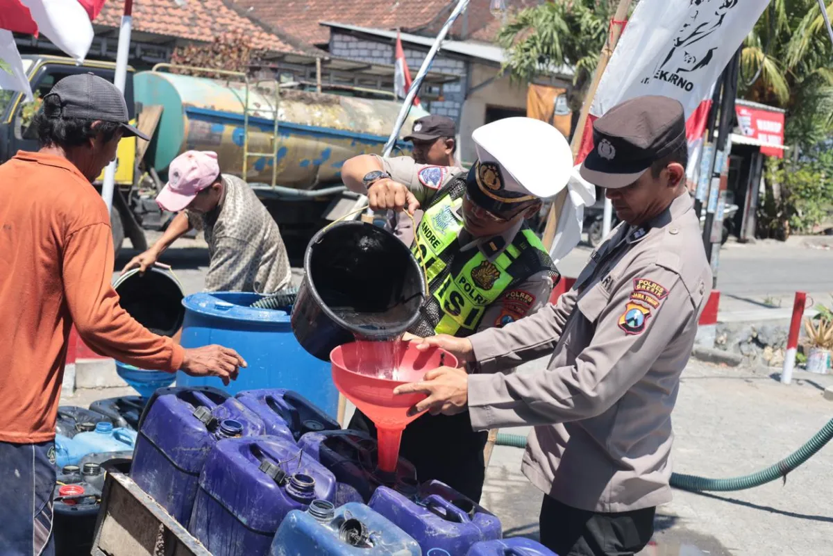 Polres Gresik Peduli, Salurkan Bantuan Air Bersih untuk Warga 3 Desa di Balongpanggang ‎