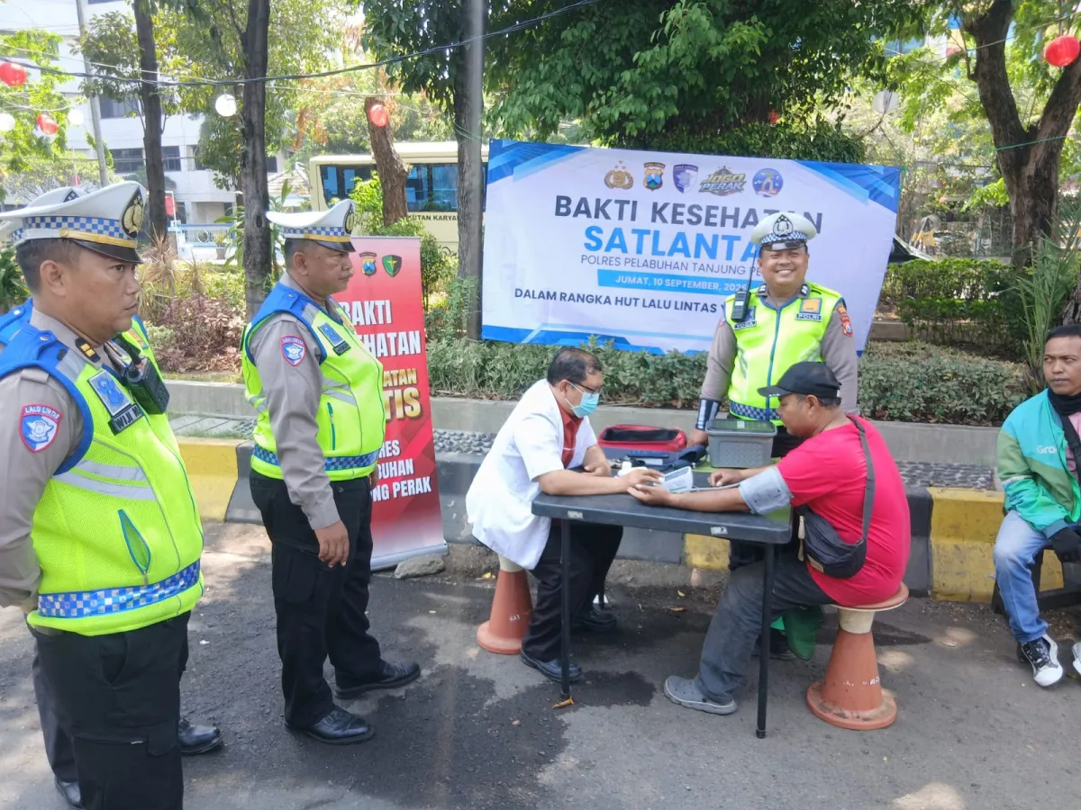 Jelang HUT Lalu Lintas ke-71, SatlantasPolres Pelabuhan Tanjung Perak Gelar Pemeriksaan Kesehatan Gratis
