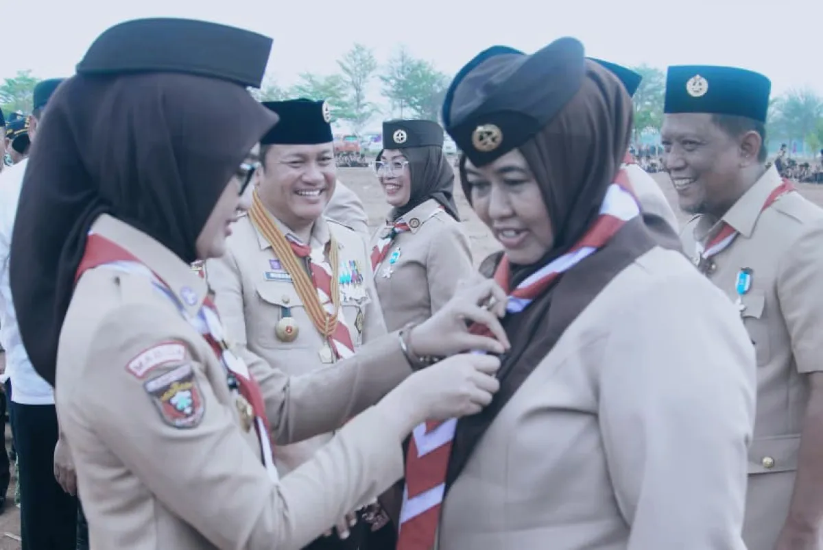 Dedikasi Bimbing Pramuka, Wabup Pringsewu Umi Laila Terima Penghargaan dari Kwarda Lampung