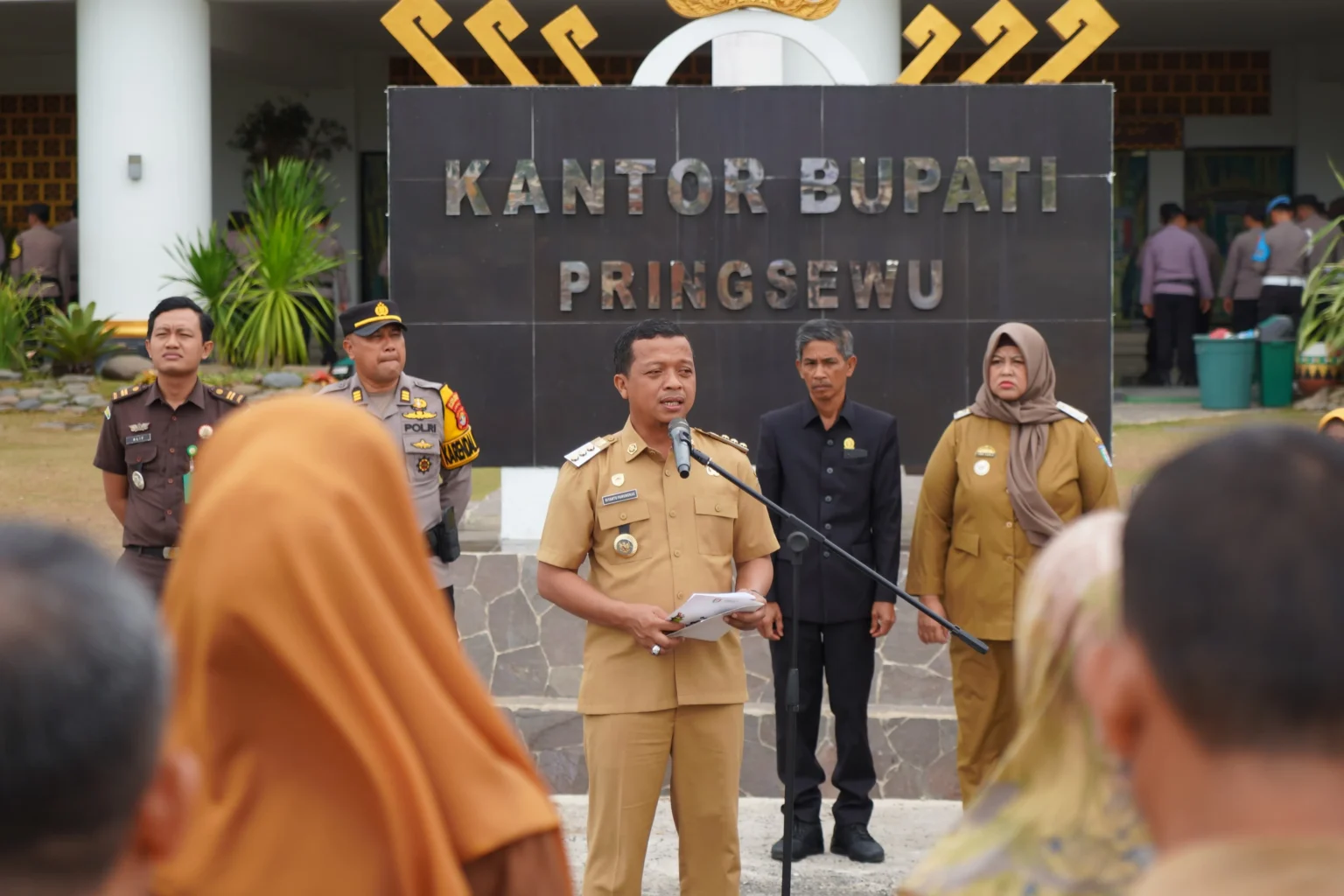 Bupati Pringsewu Lepas Pendistribusian Logistik Pemilihan Kapekon Serentak