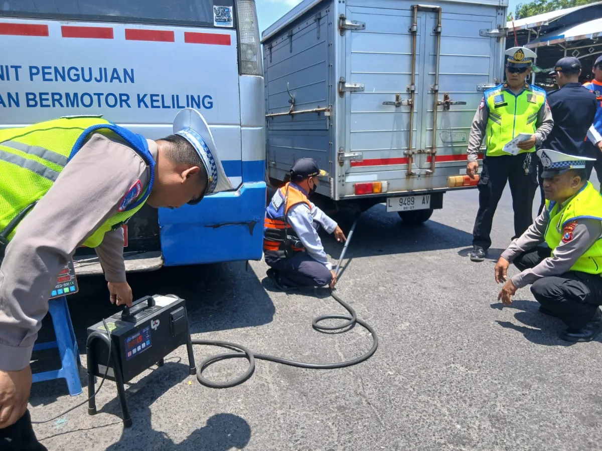 Polres Pelabuhan Tanjung Perak Tingkatkan Kepatuhan dan Tekan Polusi melalui Operasi Gabungan ‎