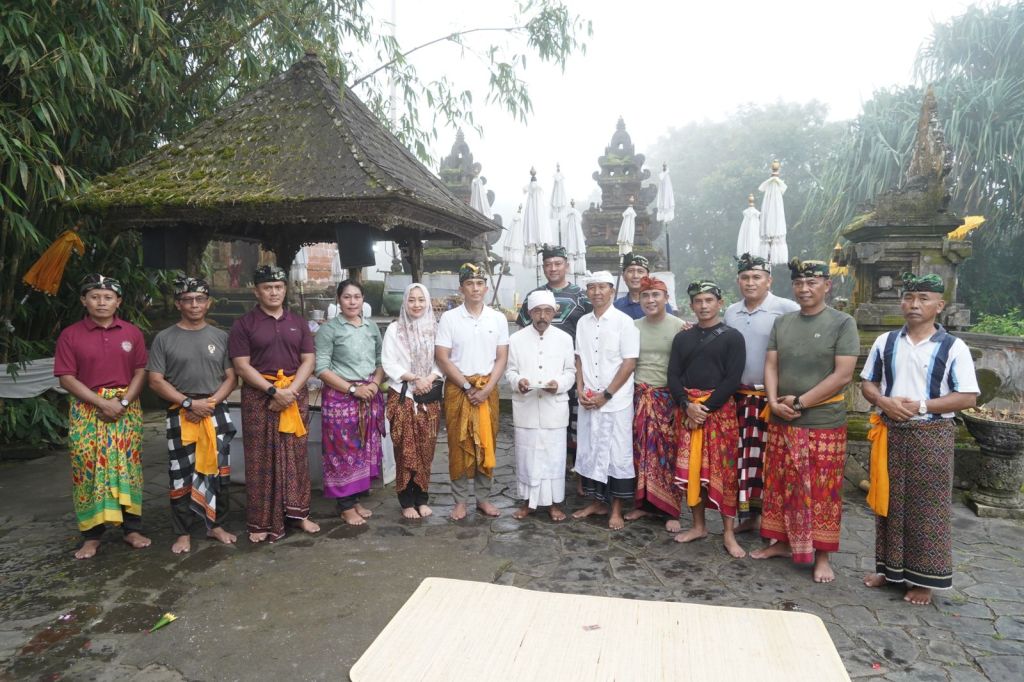 Tirtayatra di Pura Lempuyang, Mayjen TNI Bambang Trisnohadi Mohon Restu Pimpin Kodam IX/Udayana